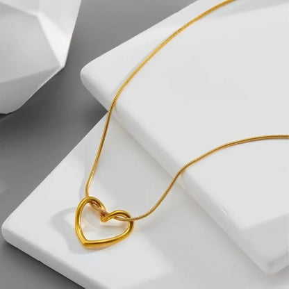Minimal Heart Pendant Necklace